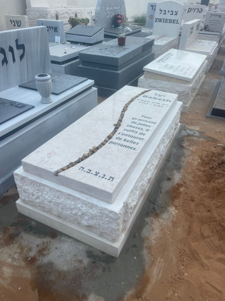 תצוגת מצבות משיש בעיצובים מודרניים בבית עלמין, רעיונות לעיצוב והתקנה