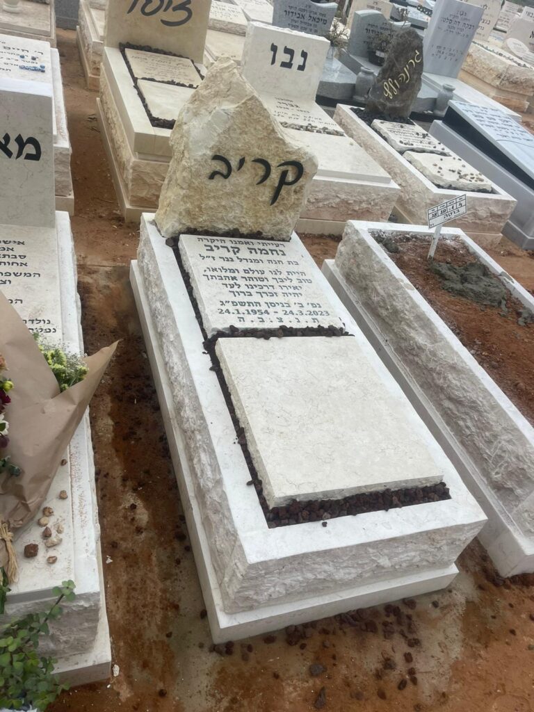 שורה של מצבות אבן מעוצבות בבית עלמין, דוגמה לעיצוב מקצועי