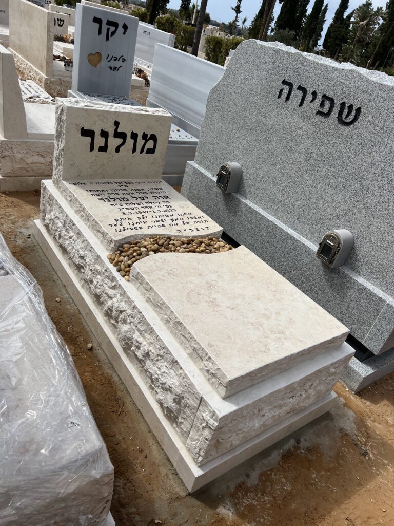 מצבות אבן מעוצבות ומסודרות בבית עלמין, תצוגת דגמים ועבודות