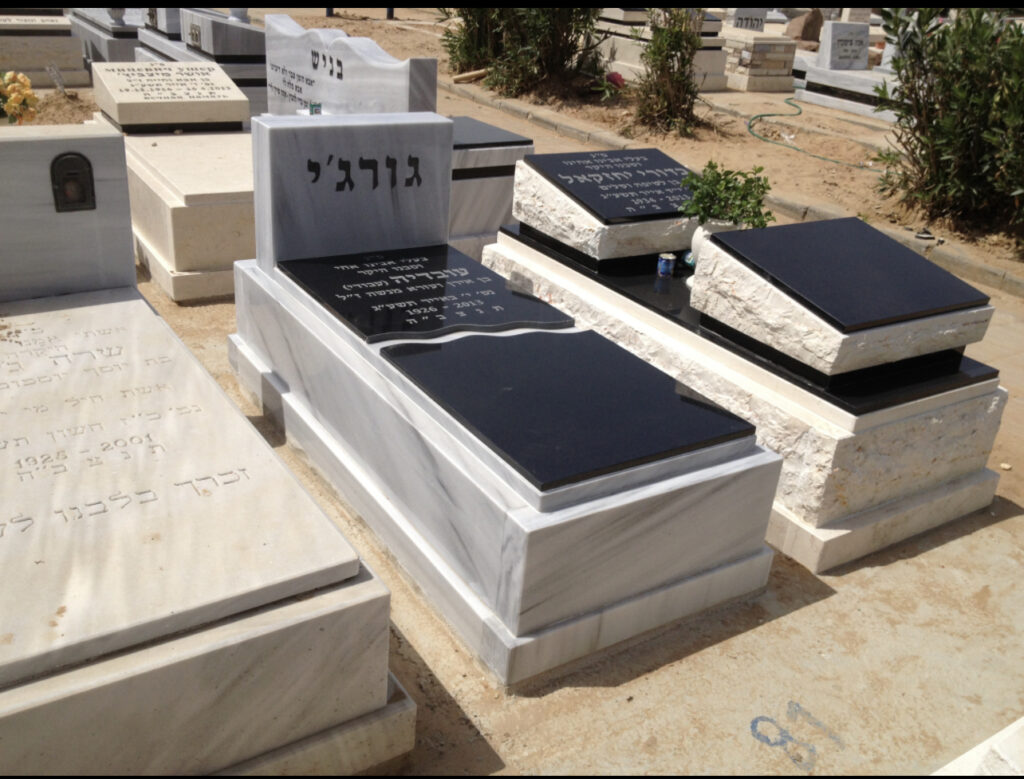 קבוצת מצבות משיש וגרניט בעיצובים מודרניים בבית עלמין