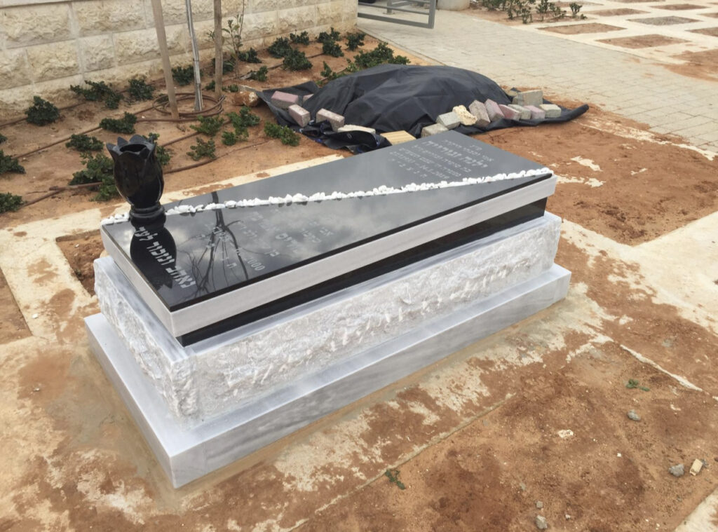 מצבת אבן משולבת