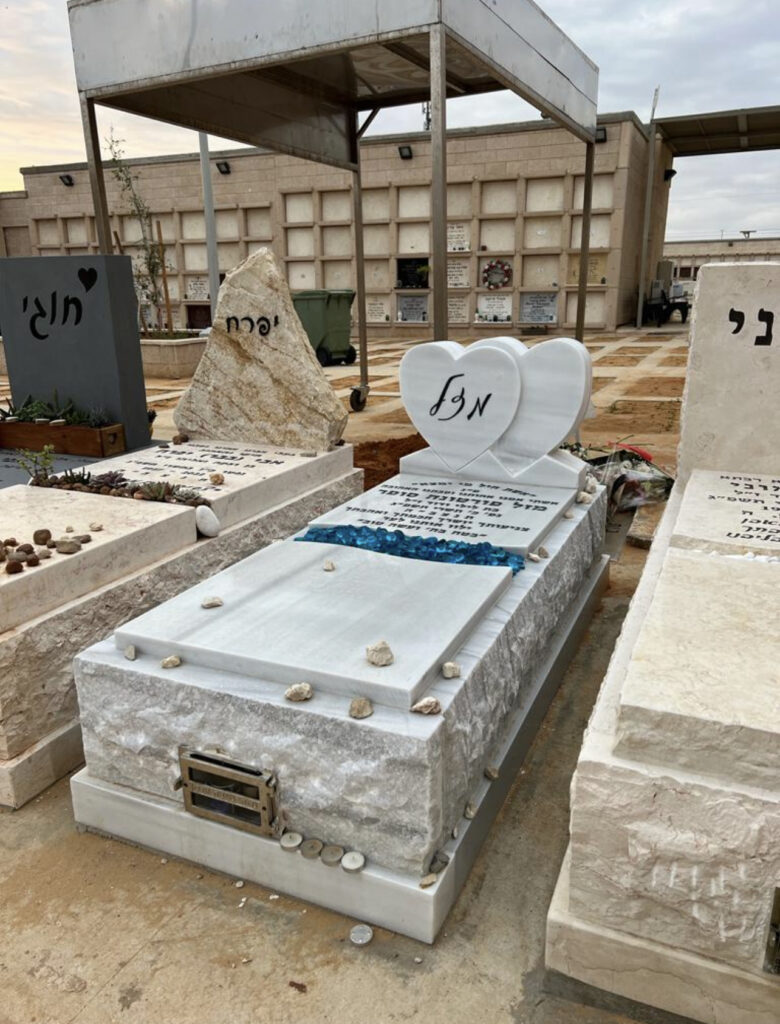 מצבת לבבות