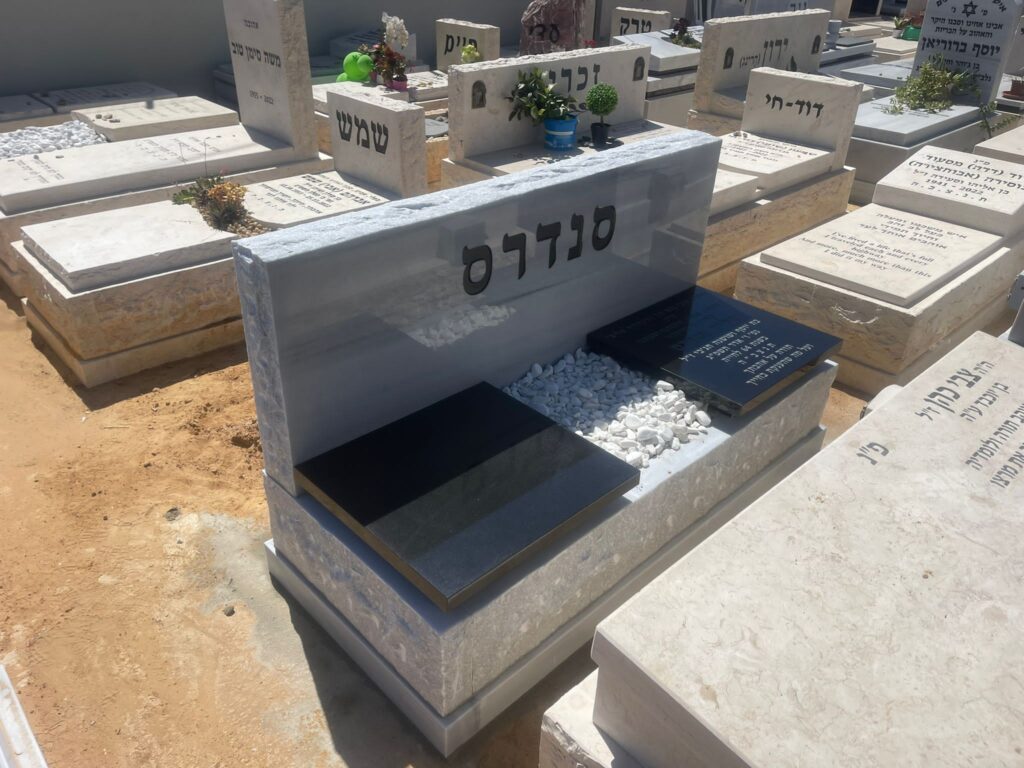 אנדרטאות ומצבות מאבן בשורות בבית עלמין מודרני עם עיצובים שונים