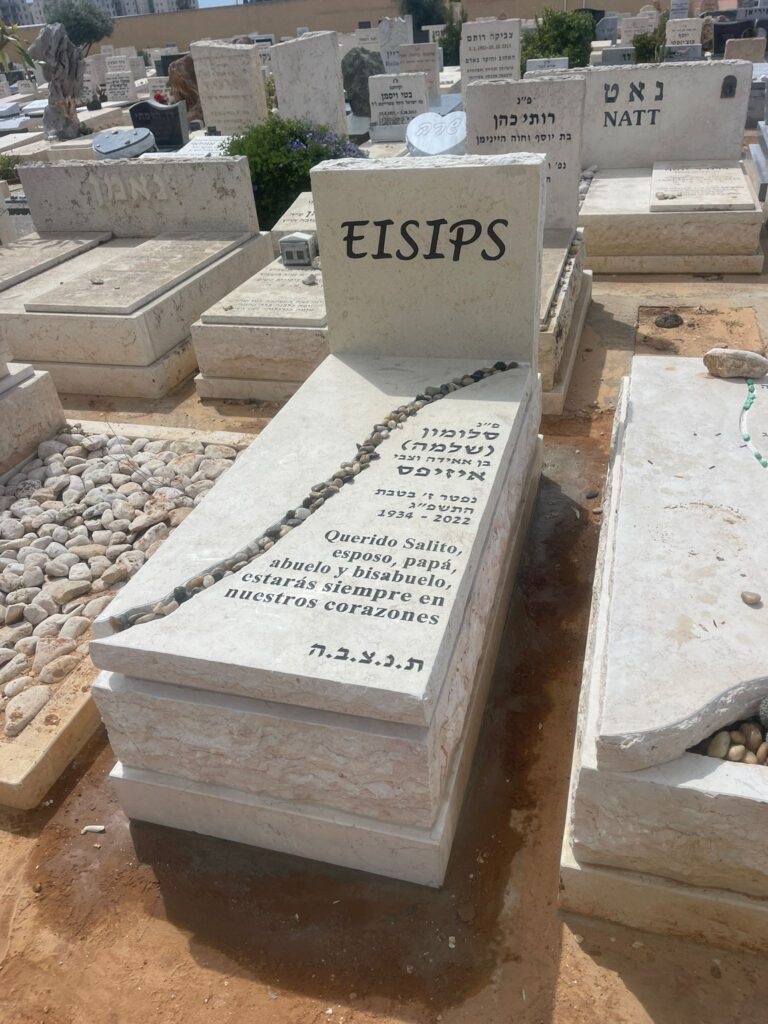 מצבות אבן מרובות בבית קברות עם גילופי שמות ועיצובים אישיים